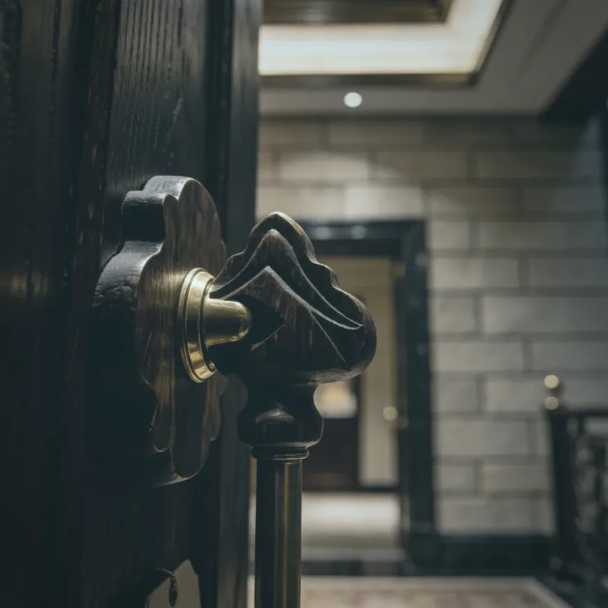 Le bar de la Maison Jeuso rangé dans d'anciennes casses